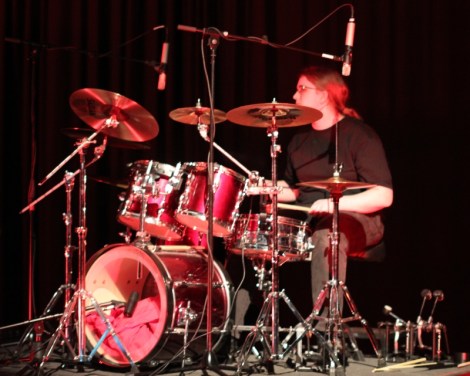 Bändi-illan rumpalit tekivät vaikutuksen. Kuva: Antti Pentikäinen.