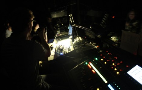 Auditorion ohjaamosta käsin sädettiin valoja. Kuva: Antti Pentikäinen.