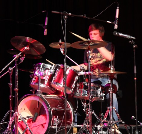 Henkka paukuttaa rumpuja intensiivisesti. Kuva: Antti Pentikäinen.