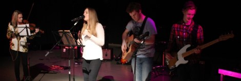 Spottaa Reidar! Kuinka moneen bändiin ja kuvaan Raiderimme villasukkapoika Raider onkaan ujuttautunut: Kuva: Antti Pentikäinen.