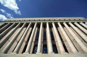 Tikkurilan lukion nuoret tutustuivat eduskuntavaaleihin, puolueisiin ja ehdokkaisiin. Kuva: Lehtikuva/Matti Björkman.