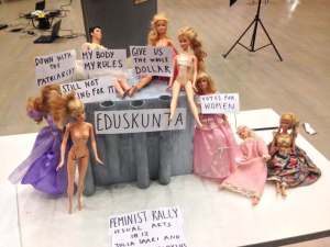 Tämä teos sijoittuu muodoltaan kuvanveiston ja installaation välimaastoon. Kuva: Antti Pentikäinen.