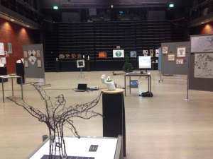 Auditoriosta on katsomo siirretty pois, jotta teokset pääsevät hyvin esiin. Kuva: Antti Pentikäinen.