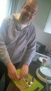 Kuvassa Jukka Mölsä kokkaamassa täytettyä broileria ala Ruskeasanta. Kuva: www.jukkamolsa.fi. 