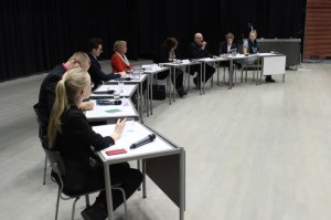 Paneelikeskustelun juonsivat Aino Tammeleht (edessä) ja Leona Pälvimäki (oikealla). Kuva: Antti Pentikäinen.