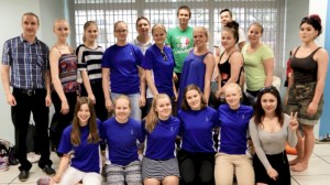 Tilulaiset Singaporessa. Kuvakaapaus Innova Junior Collegen videosta.