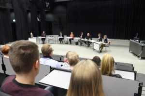 Yleisö keskittyi hiiskumatta ehdokkaiden puheisiin, vaikka osa panelisteista taisi unohtaa puhuvansa lukiolaisille. Kuva: Antti Pentikäinen.