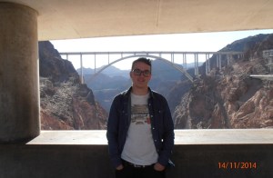 Daniel Hoover Dam -nimisen jättiläispadon luona. Kuva: Daniel Placeres.