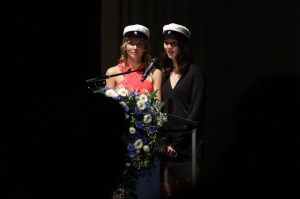 Kati Vinnikainen ja Julia Saari pitivät ylioppilaan puheen. Kuva: Heli Toivonen.
