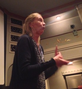 Kati Outinen eläytyy luennollaan. Kuva: Antti Pentikäinen.