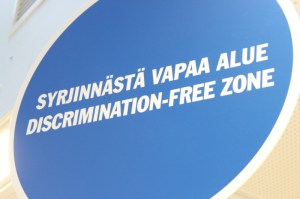 Kyltin viesti on selvä: Tilussa ei ketään syrjitä. Kuva: Antti Pentikäinen