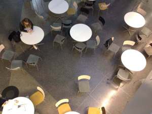 Tilun ala-aula näytti aamulla tyhjältä, mutta vain oppitunnin aikana. Kuva: Antti Pentikäinen.