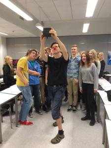 Timo Ruuskanen ottamassa ryhmäselfietä äikän neloskurssilaisten kanssa. Kuva: Satu Kiiskinen.