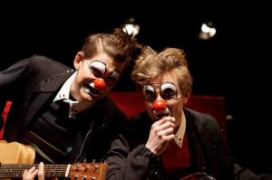 Klovneriaryhmä Red Nose Clubin Mike ja Zin valmistelevat uutta esitystä Ilmari Kiannon Punaisesta viivasta. Kuva: Rec Nose Club.