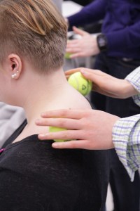 Tennispallohierontaa saattaa saada Tilussa muulloinkin kuin Tehdään hyvää -päivänä. Kannattaa kysyä kuraattori Tuijalta tai psykologi Annelta! Kuva: Heli Toivonen.