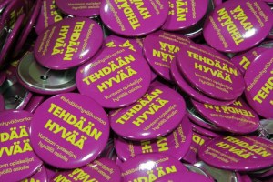 Auttajat saivat rintamerkit, jotta auttajat erottuisivat katukuvassa. Kuva: Heli Toivonen.