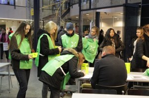 Tilulaiset valmistautuvat Kirkon ulkomaanavun lipaskeräykseen. Kuva: Heli Toivonen.