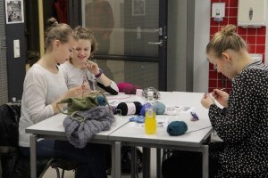 Käsityöpajassa valmistui mm. sukkia lapsille ja tilkkuja täkkiin. Kuva: Heli Toivonen.