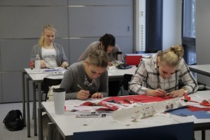 Joulukorttipajassa valmistui kymmenittäin kortteja vantaalaisille vanhuksille. Kuva: Heli Toivonen.