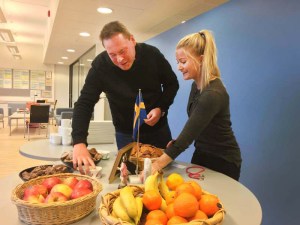 Ruotsinopettajat Marika ja Jani valmistelevat kahvipöytää opettajia varten. Kuva: Antti Pentikäinen.