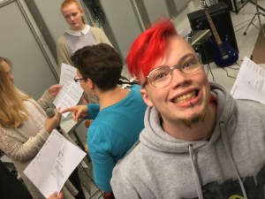  Lauri halusi tulla kuvatuksi lukiovuosien aikana tutuksi tulleessa bändikellarissa. Sattumalta opiskelijat harjoittelivat siellä tee hyvää -päivän konserttia varten musiikin opettaja Hanna Mauron johdolla. Kuva: Antti Pentikäinen.