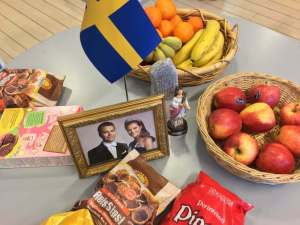 Maanantain kahvipöydän teemana oli Ruotsi: niinpä tarjoiluja koristivat Vickanin ja Danielin kuva, ruotsin lippu, riimukivi ja Lucia-neito. Kuva: Antti Pentikäinen.